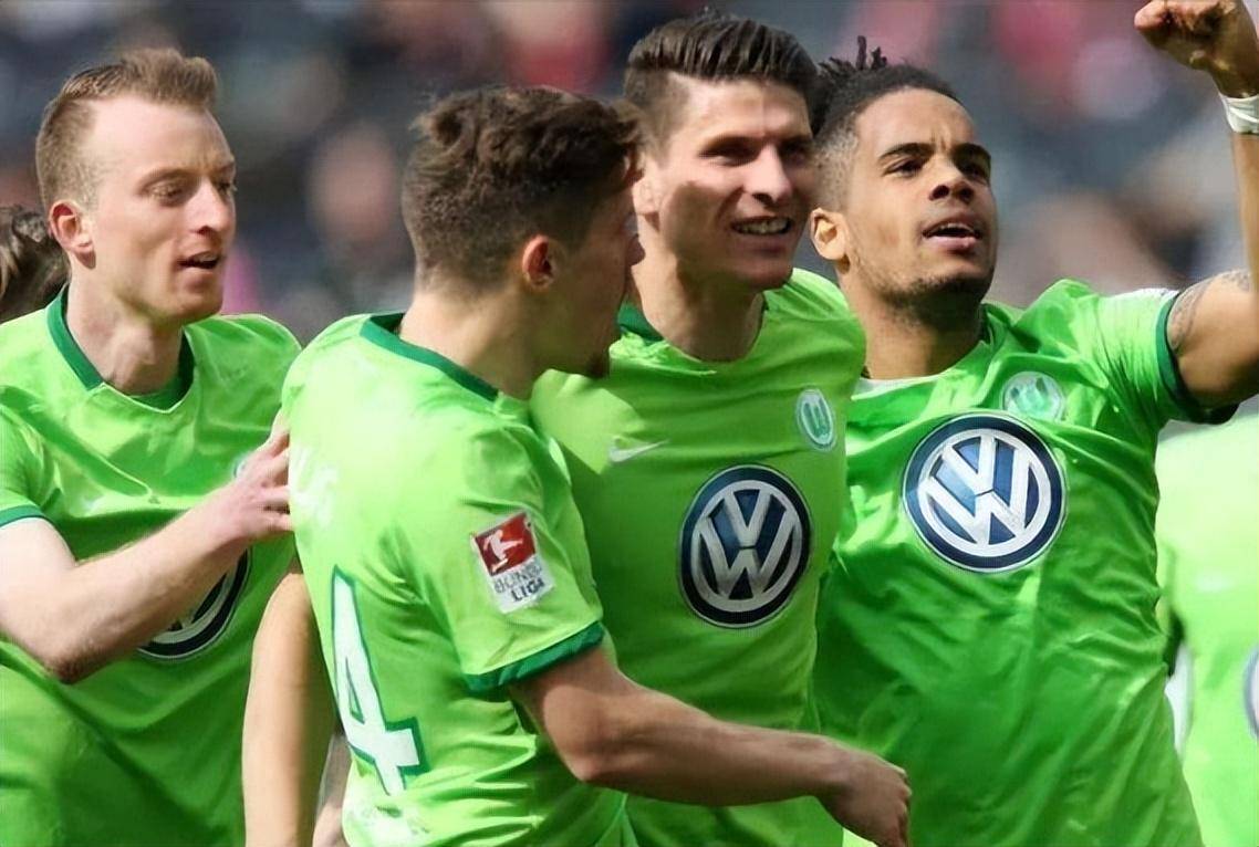 柏林联合训练开放日,今夜完成体检引观众欢呼,意大利杯在即,训练强度显著提升 柏林联合训练开放日,今夜完成体检引观众欢呼,意大利杯在即,训练强度显著提升