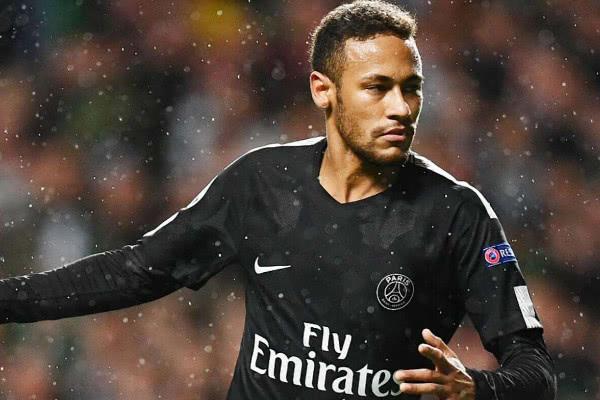 关于詹姆斯在巴黎圣日耳曼比赛中赛事规则更新，赛事规则更新引发热议！的信息